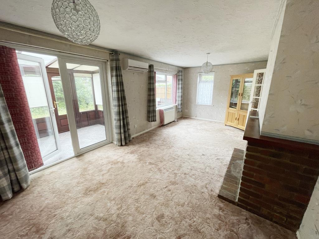 Lot: 141 - DETACHED BUNGALOW WITH CONSERVATORY FOR IMPROVEMENT - living room